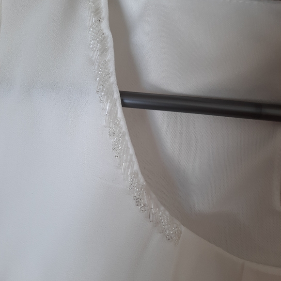 Versatile off-white sleeveless bubble top - Picture 2 of 8